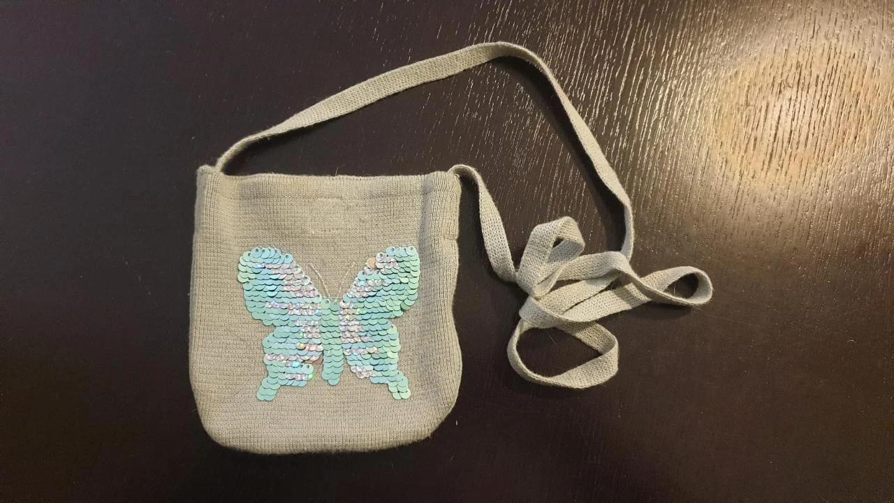Carteira de malha com borboleta de lantejoulas